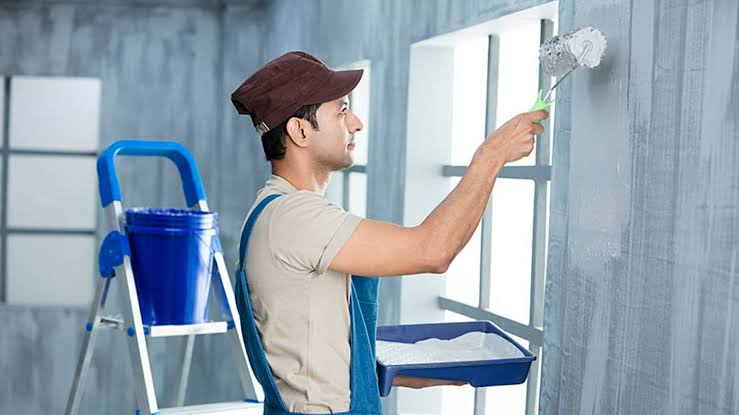 عامل يقوم بدهان الحائط